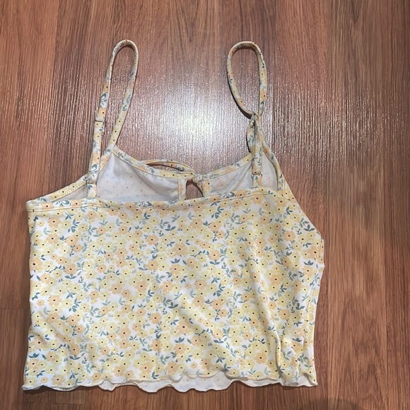 ⭐️B2G1⭐️ Weekend Edition Crop Top - Picture 3 of 3